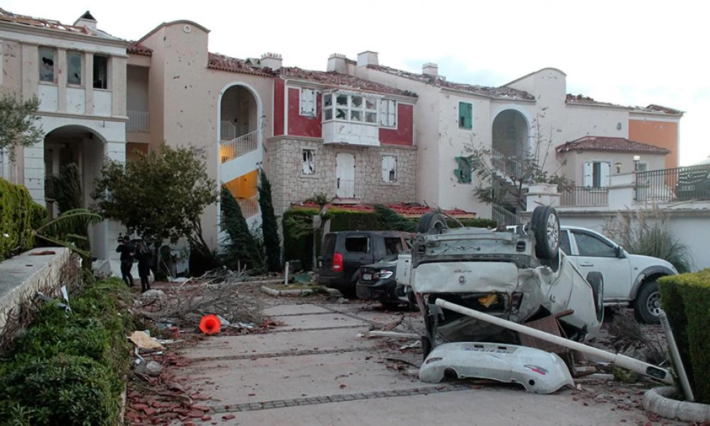 ΗΠΑ: Άνδρας οδηγεί μέσα από ανεμοστρόβιλο και σώζεται από θαύμα (βίντεο)